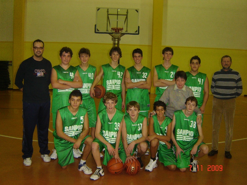 Gli Under 17 con coach Cesare Marchese, il dirigente accompagnatore Giorgio Manganotti e, mischiata tra gli atleti, Giovanna Bernocchi.
