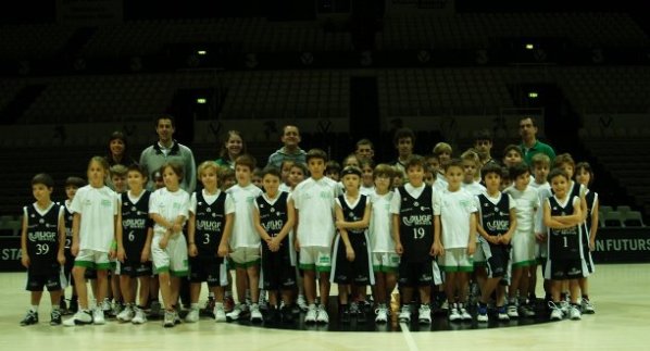 Foto di gruppo per il mini Basket San Pio in visita a Bologna